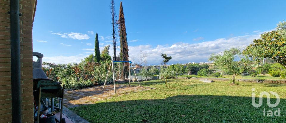 Farm 9 rooms of 200 m² in Roma (00128)