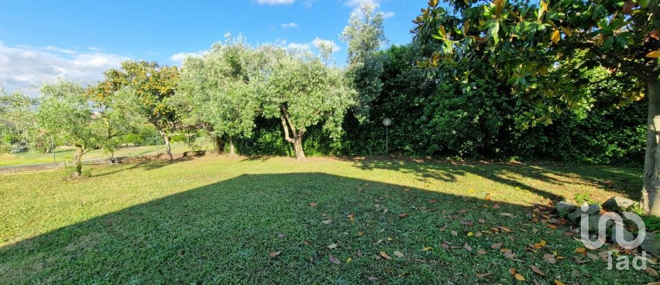 Farm 9 rooms of 200 m² in Roma (00128)