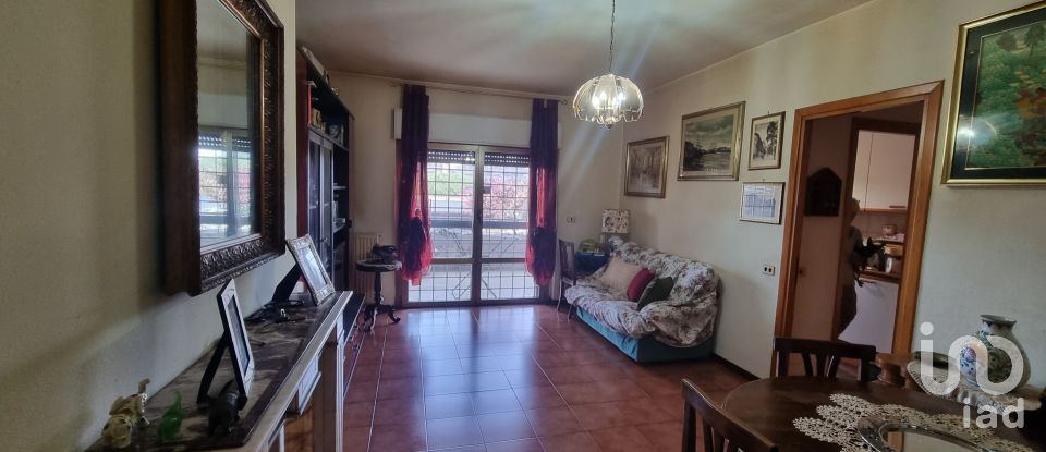 Three-room apartment of 77 m² in Roma (00144)