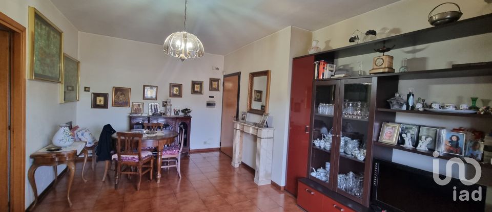 Three-room apartment of 77 m² in Roma (00144)