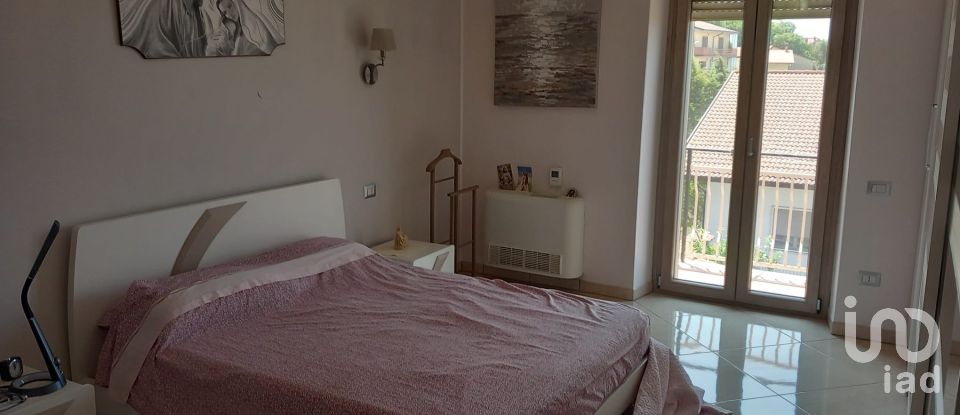 Casa indipendente 0 locali di 630 m² in Fragneto Monforte (82020)