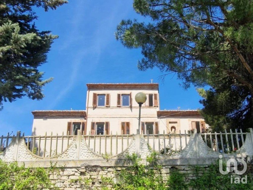 Rustico 15 locali di 703 m² in Montedinove (63069)