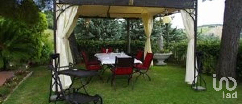 Rustico 15 locali di 703 m² in Montedinove (63069)