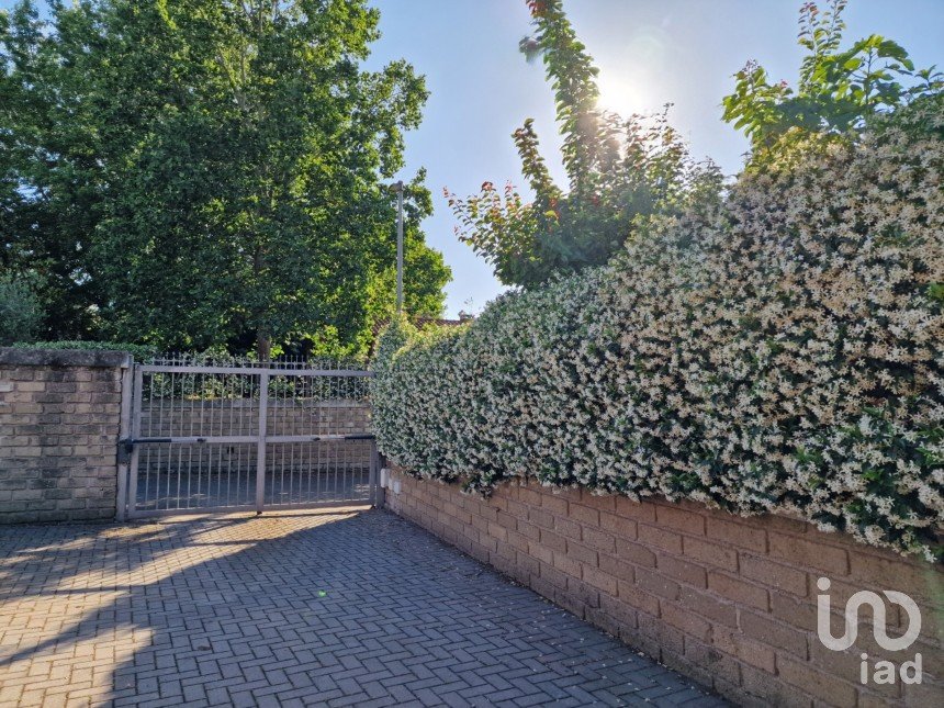 Farm 9 rooms of 200 m² in Roma (00128)