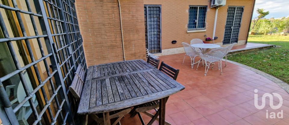 Farm 9 rooms of 200 m² in Roma (00128)