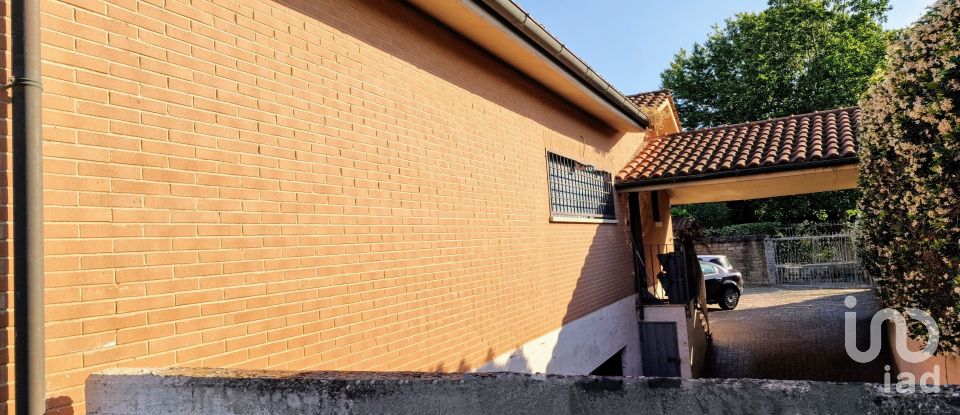 Farm 9 rooms of 200 m² in Roma (00128)