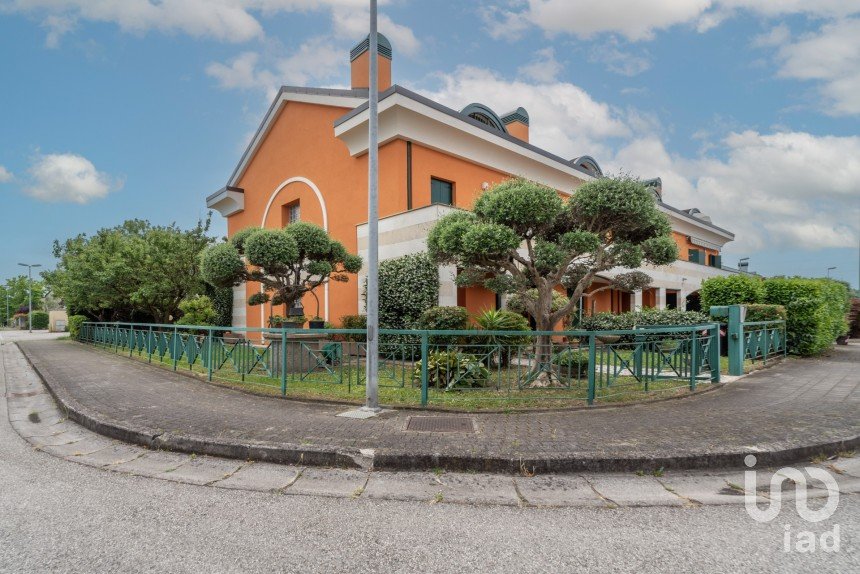 Casa indipendente / Villa 3 locali di 203 m² in Padova (35136)