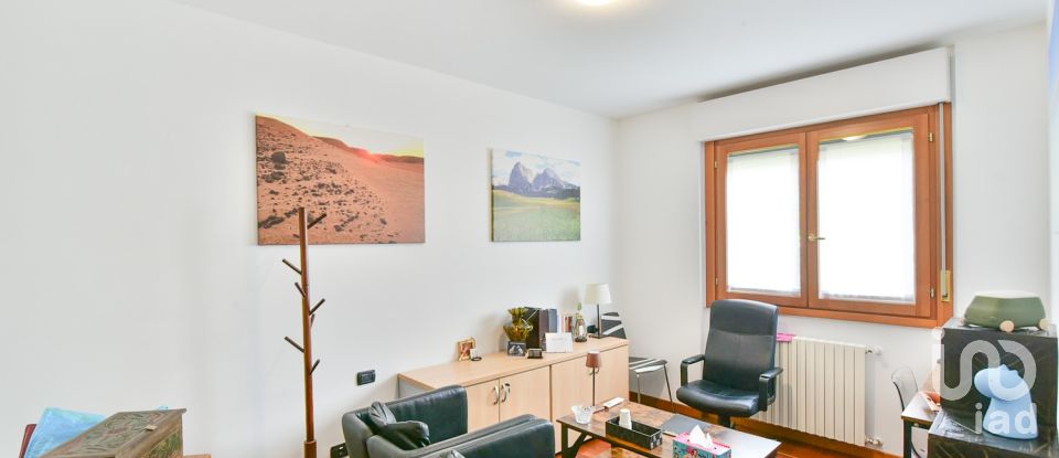 Workshop of 71 m² in Mariano Comense (22066)