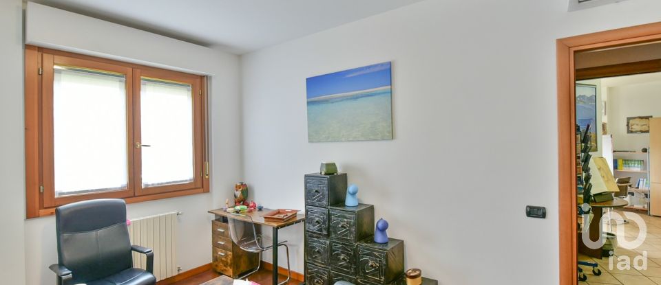 Workshop of 71 m² in Mariano Comense (22066)