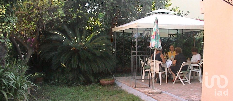 House boat 6 rooms of 161 m² in Loano (17025)