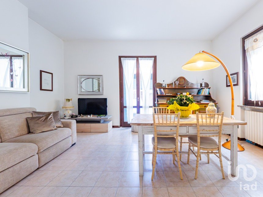 Three-room apartment of 75 m² in Lentate sul Seveso (20823)