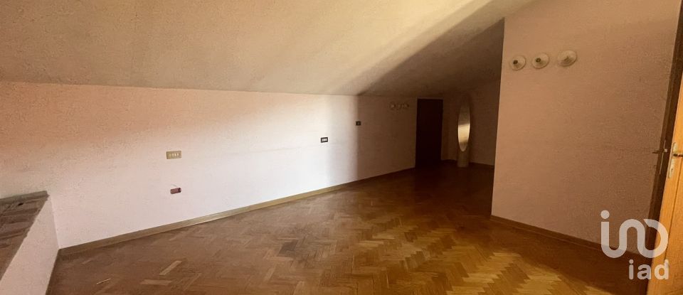 Casa indipendente / Villa 11 locali di 235 m² in Prato (59100)