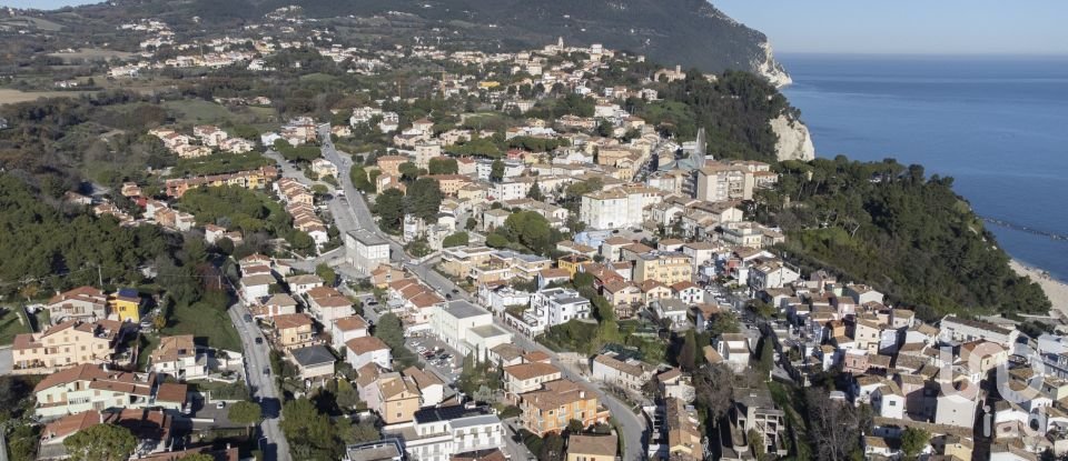 Negozio / locale commerciale di 180 m² in Numana (60026)