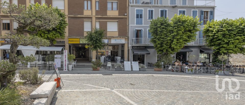 Negozio / locale commerciale di 180 m² in Numana (60026)