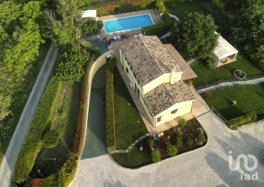 Casa indipendente / Villa 6 locali di 180 m² in Sirolo (60020)