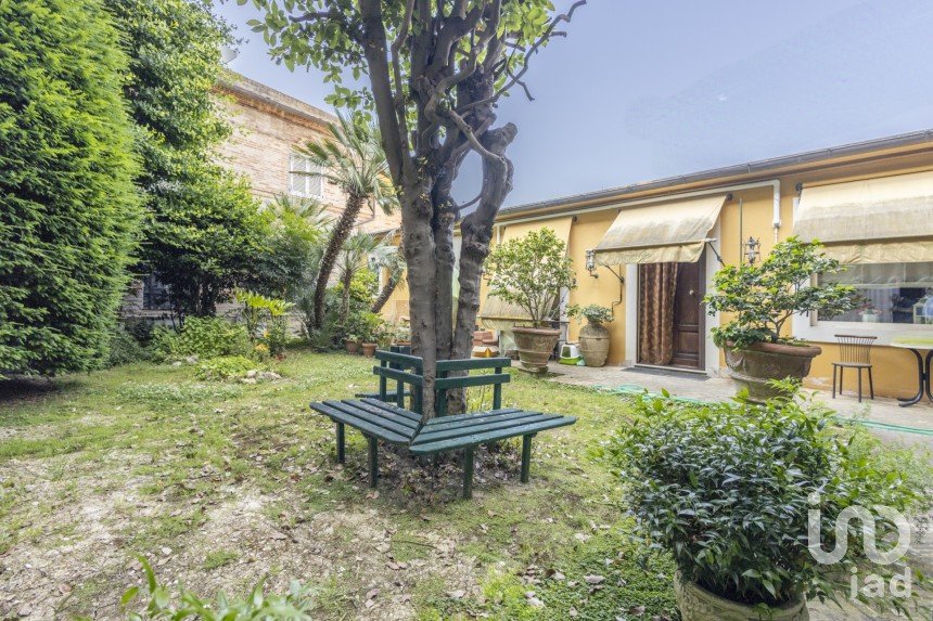 Casa indipendente / Villa 5 locali di 254 m² in Fermo (63900)