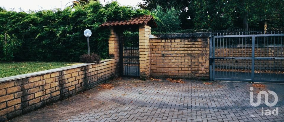 Farm 9 rooms of 200 m² in Roma (00128)