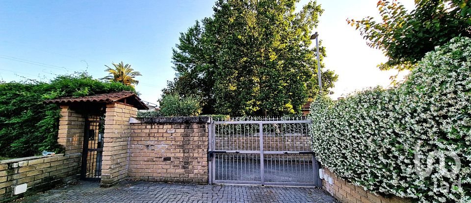 Farm 9 rooms of 200 m² in Roma (00128)