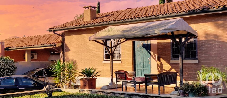 Farm 9 rooms of 200 m² in Roma (00128)