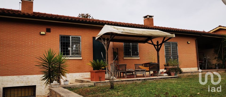 Farm 9 rooms of 200 m² in Roma (00128)