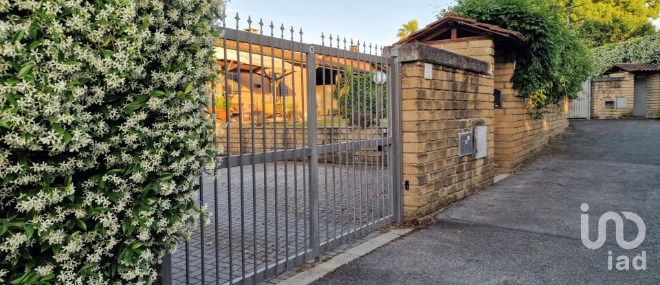 Farm 9 rooms of 200 m² in Roma (00128)