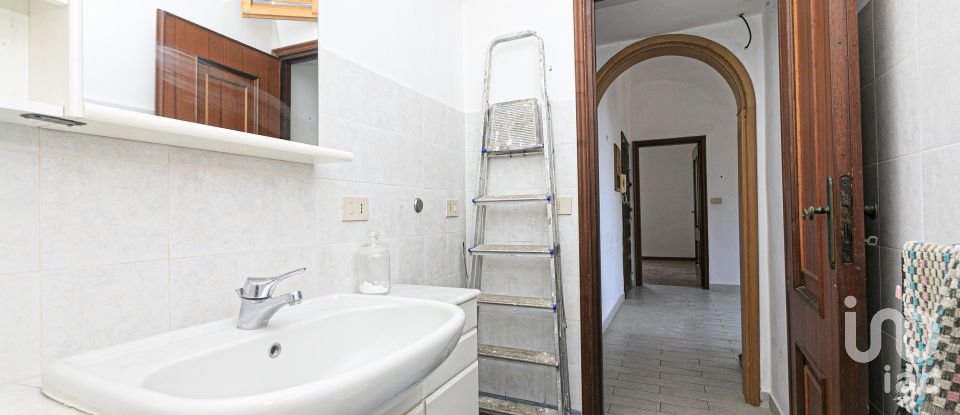 Three-room apartment of 70 m² in Genova (16126)