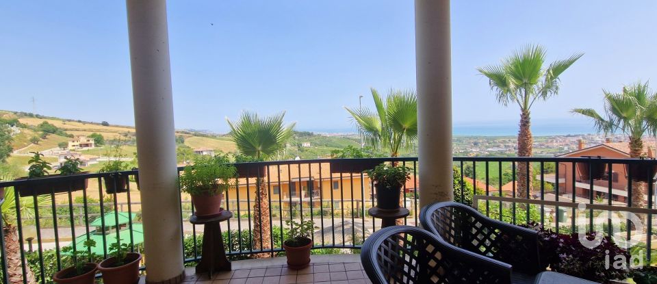 Casale 17 locali di 400 m² in Colonnella (64010)