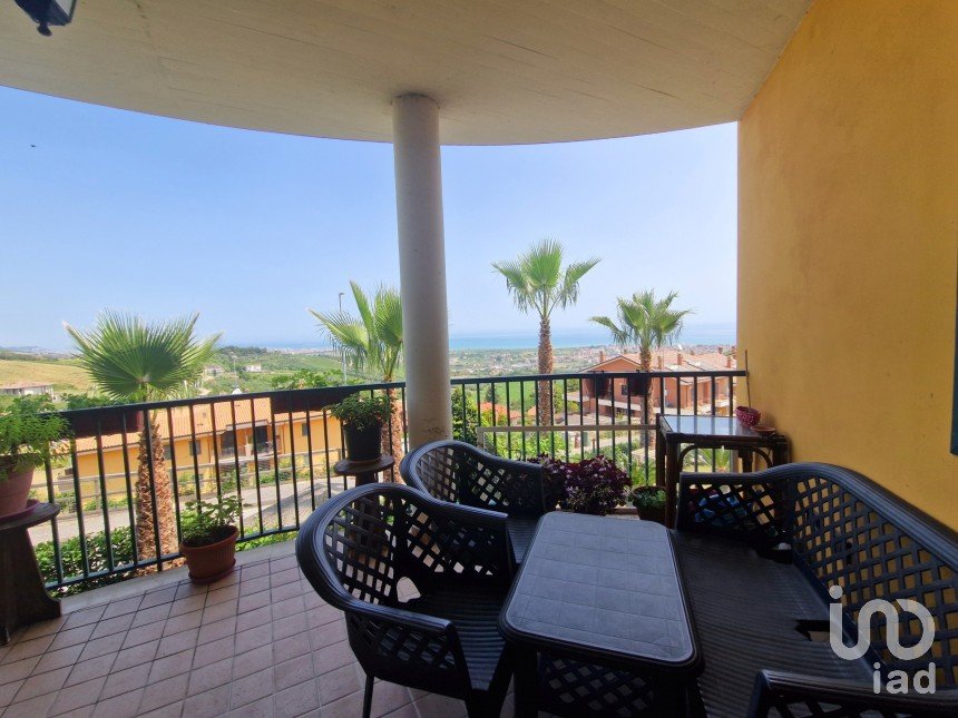 Casale 17 locali di 400 m² in Colonnella (64010)