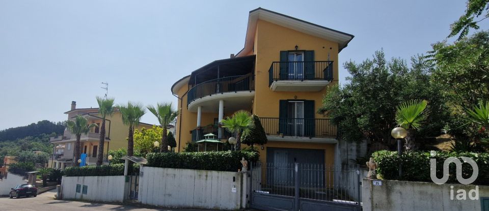 Casale 17 locali di 400 m² in Colonnella (64010)