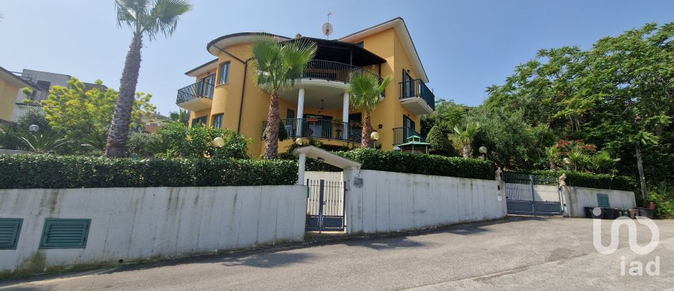 Casale 17 locali di 400 m² in Colonnella (64010)