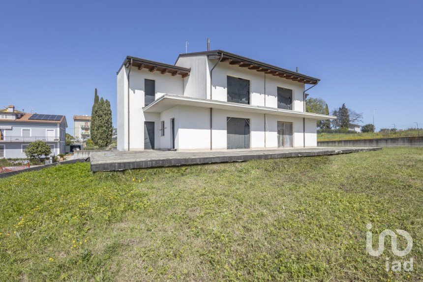 Villa Bifamiliare 9 locali di 120 m² in Osimo (60027)