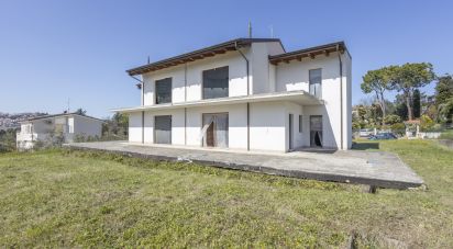 Villa Bifamiliare 9 locali di 120 m² in Osimo (60027)