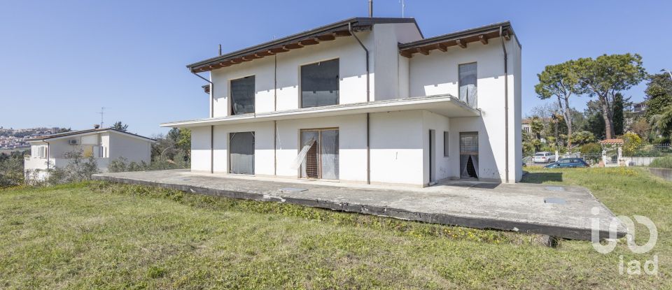 Villa Bifamiliare 9 locali di 120 m² in Osimo (60027)