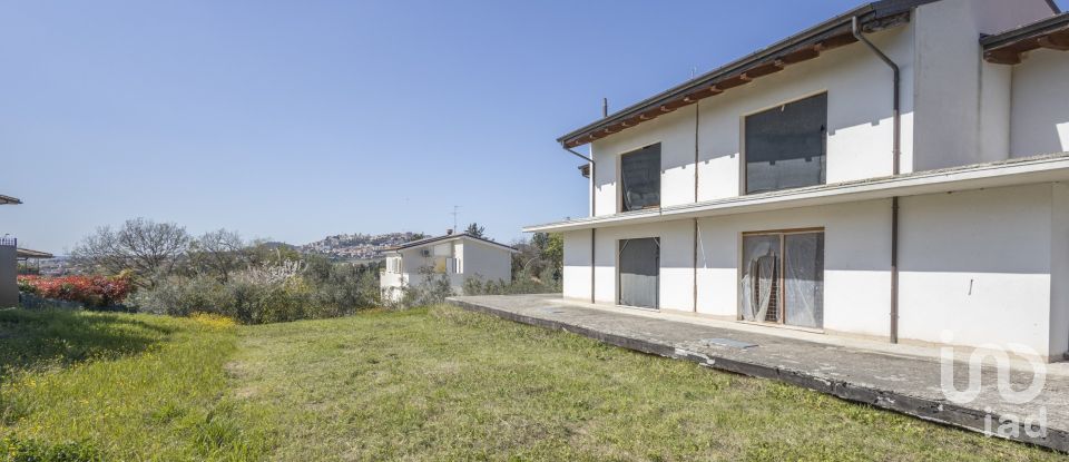 Villa Bifamiliare 9 locali di 120 m² in Osimo (60027)