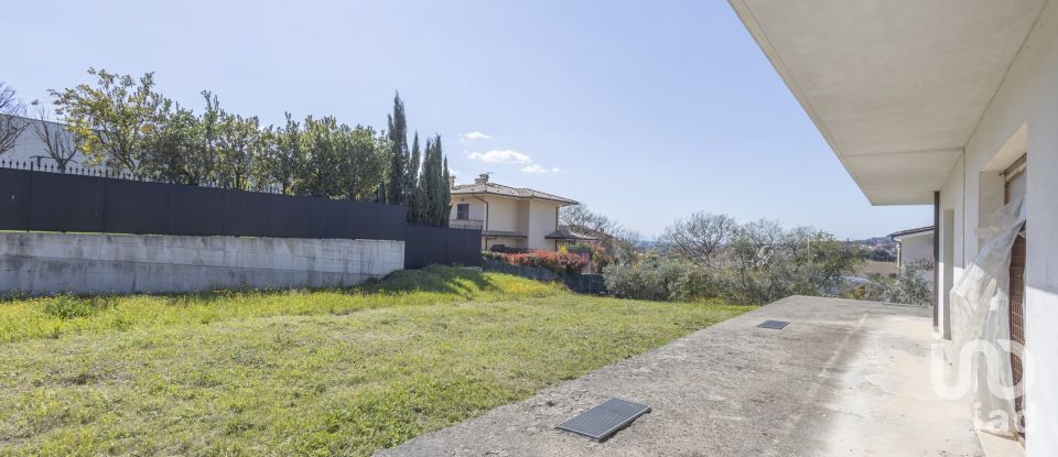 Villa Bifamiliare 9 locali di 120 m² in Osimo (60027)