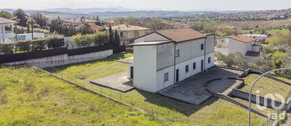 Villa Bifamiliare 9 locali di 120 m² in Osimo (60027)