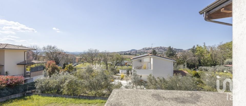 Villa Bifamiliare 9 locali di 120 m² in Osimo (60027)