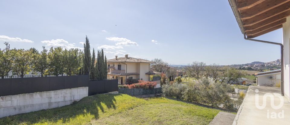 Villa Bifamiliare 9 locali di 120 m² in Osimo (60027)