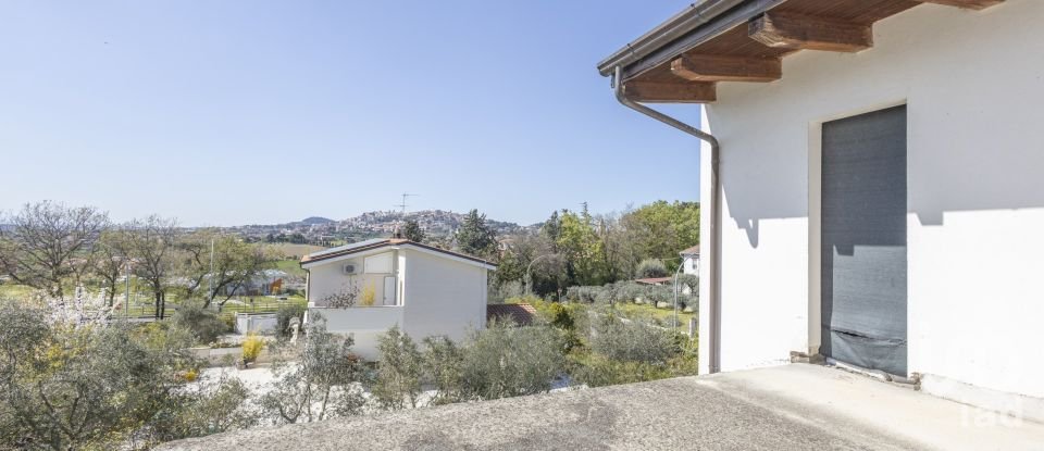 Villa Bifamiliare 9 locali di 120 m² in Osimo (60027)