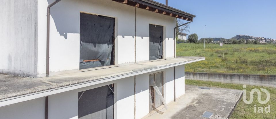 Villa Bifamiliare 9 locali di 120 m² in Osimo (60027)