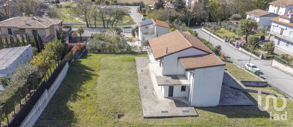 Villa Bifamiliare 9 locali di 120 m² in Osimo (60027)