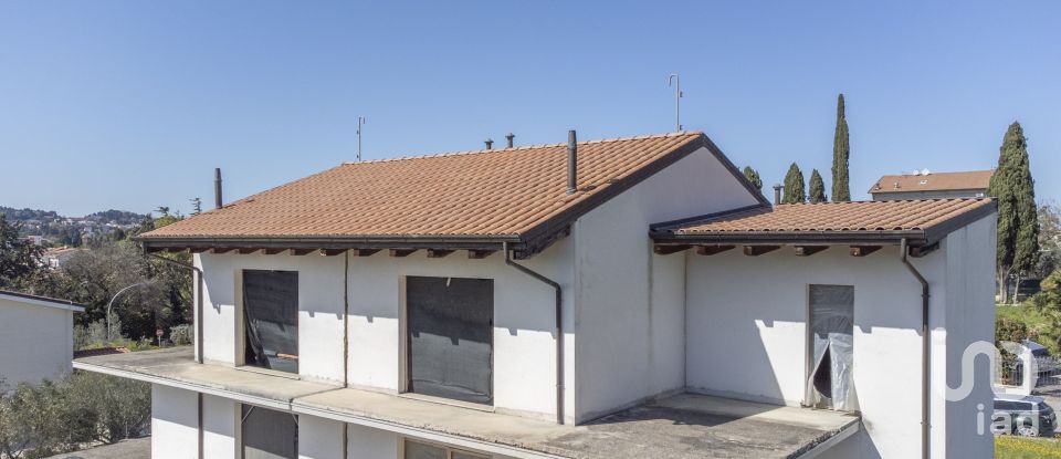 Villa Bifamiliare 9 locali di 120 m² in Osimo (60027)