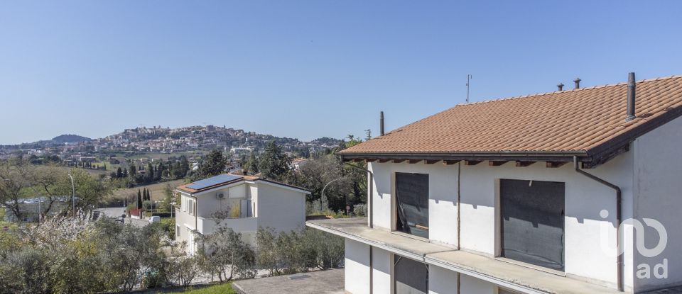 Villa Bifamiliare 9 locali di 120 m² in Osimo (60027)