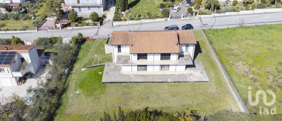 Villa Bifamiliare 9 locali di 120 m² in Osimo (60027)