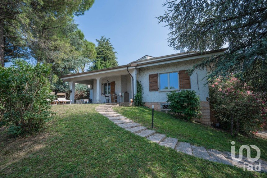 Farm 8 rooms of 230 m² in Peschiera del Garda (37019)