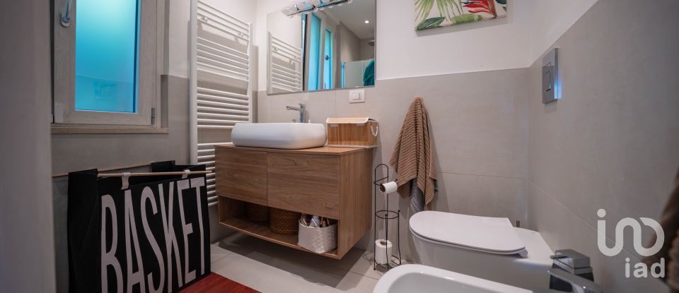 Farm 8 rooms of 230 m² in Peschiera del Garda (37019)