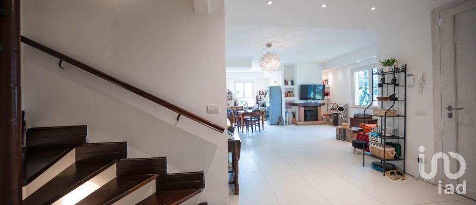 Farm 8 rooms of 230 m² in Peschiera del Garda (37019)