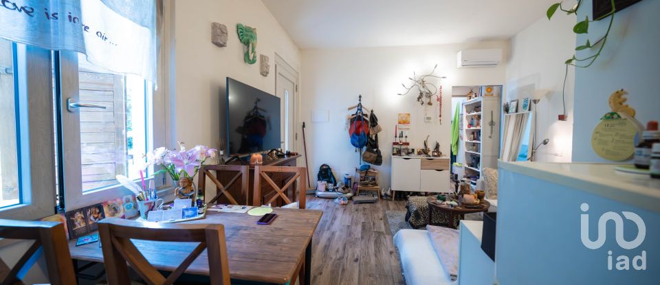 Farm 8 rooms of 230 m² in Peschiera del Garda (37019)