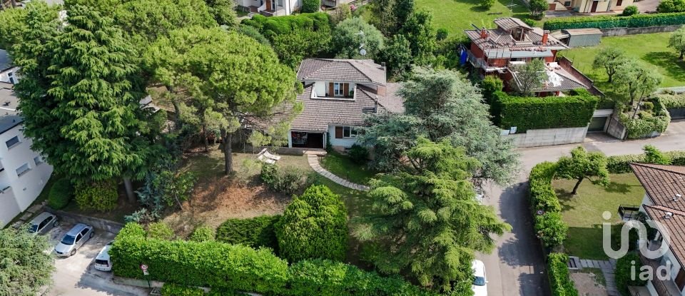 Farm 8 rooms of 230 m² in Peschiera del Garda (37019)