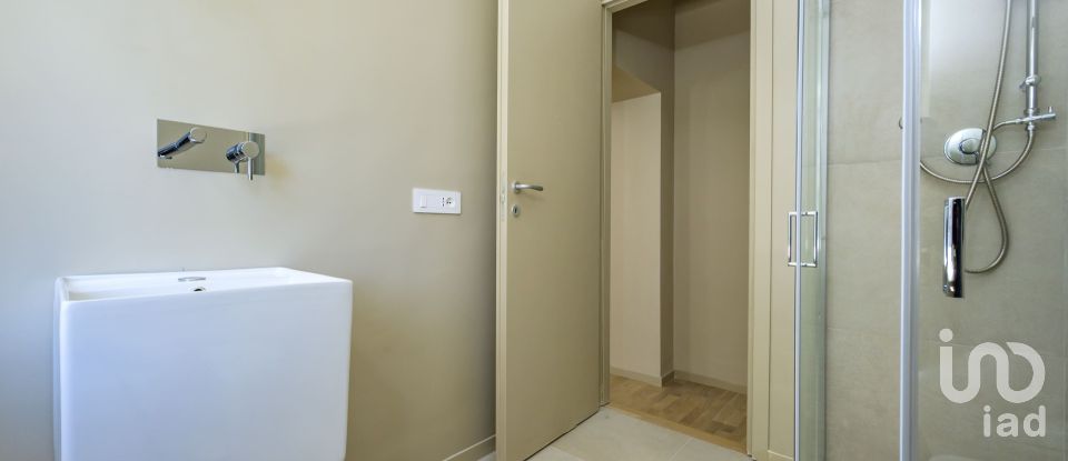 Four-room apartment of 82 m² in Genova (16126)